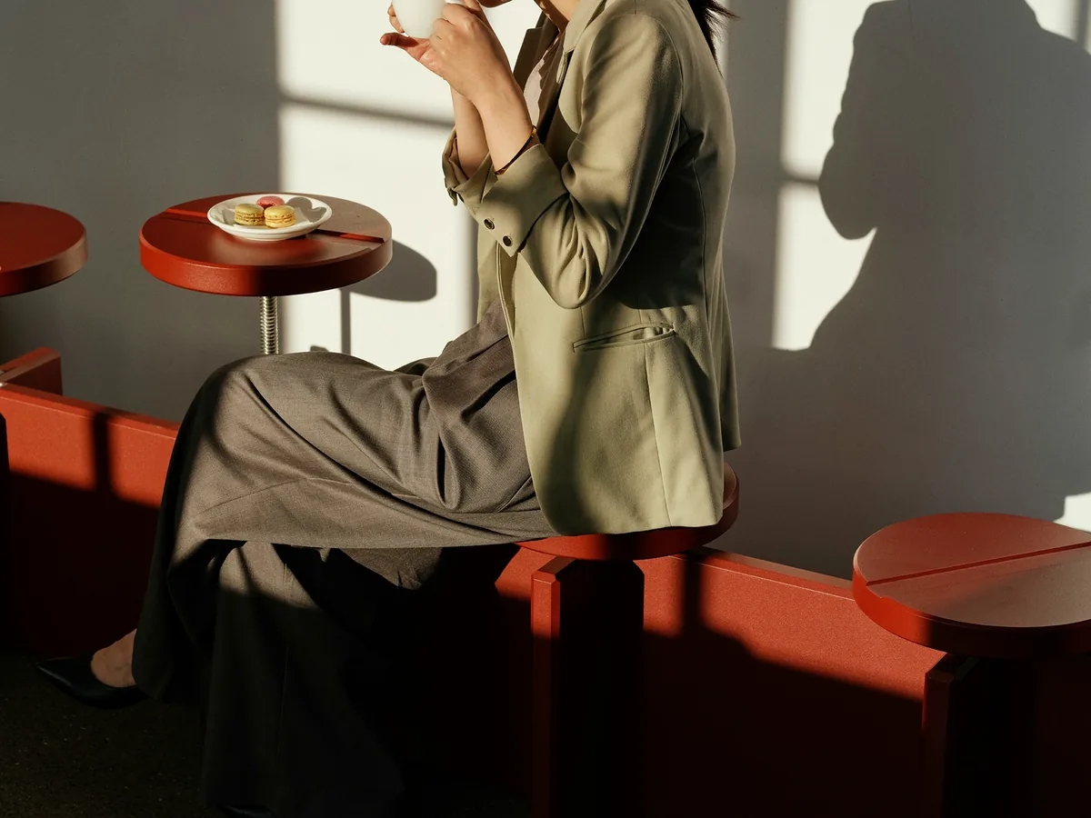 Volwassen vrouw in een café
