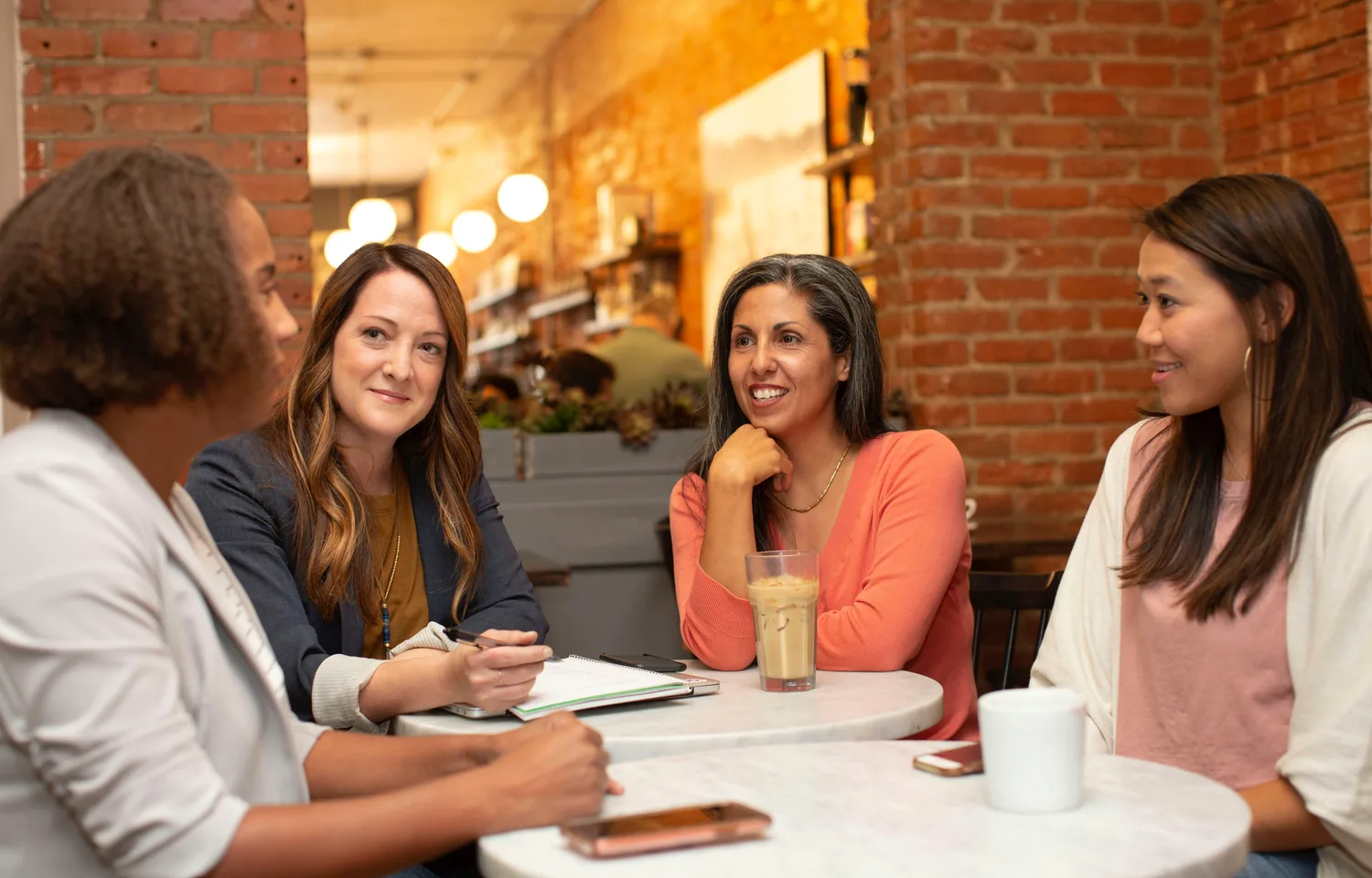 Volwassen vrouwen in gesprek in een café